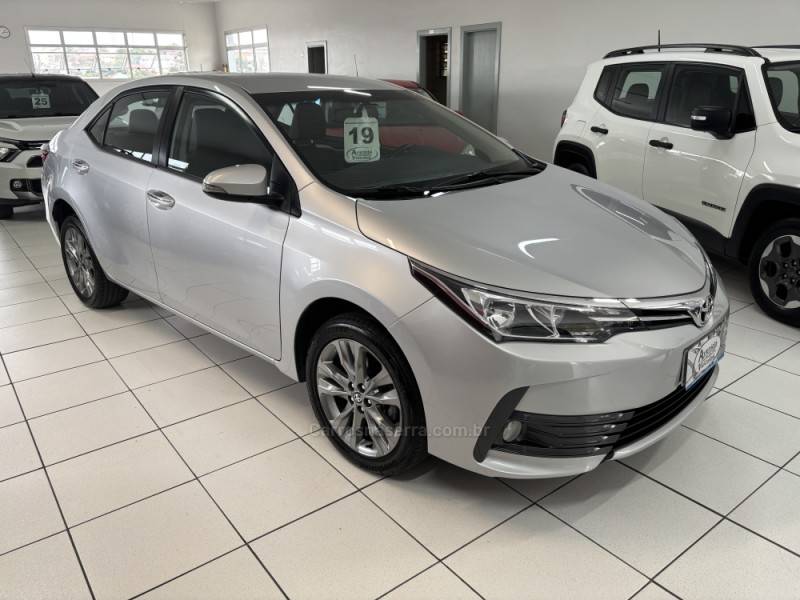 TOYOTA - COROLLA - 2018/2019 - Prata - R$ 107.900,00