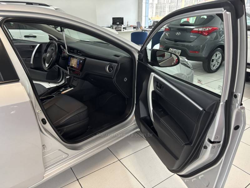 TOYOTA - COROLLA - 2018/2019 - Prata - R$ 107.900,00