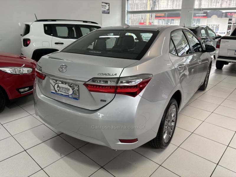 TOYOTA - COROLLA - 2018/2019 - Prata - R$ 107.900,00