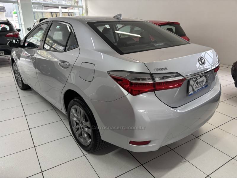 TOYOTA - COROLLA - 2018/2019 - Prata - R$ 107.900,00