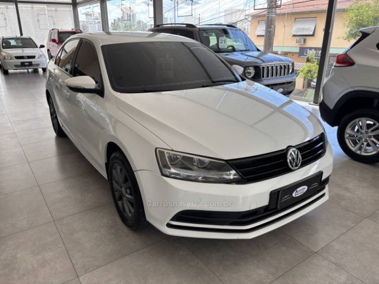 VOLKSWAGEN - JETTA - 2015/2016 - Branca - R$ 72.000,00