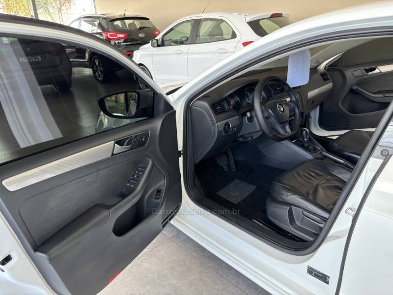 VOLKSWAGEN - JETTA - 2015/2016 - Branca - R$ 72.000,00