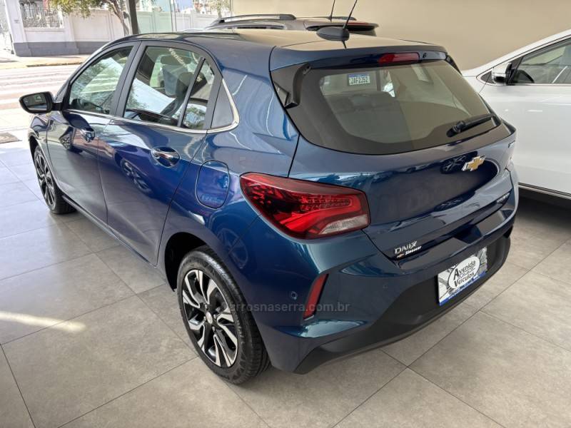 CHEVROLET - ONIX - 2022/2023 - Azul - R$ 89.900,00