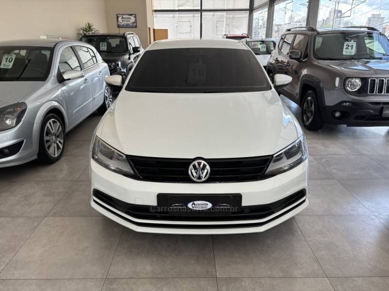 VOLKSWAGEN - JETTA - 2015/2016 - Branca - R$ 72.000,00