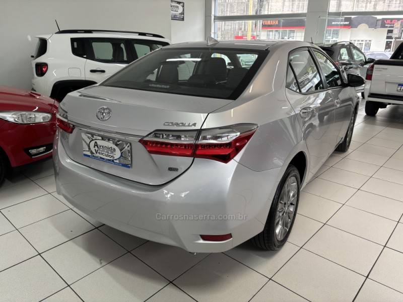 TOYOTA - COROLLA - 2018/2019 - Prata - R$ 107.900,00
